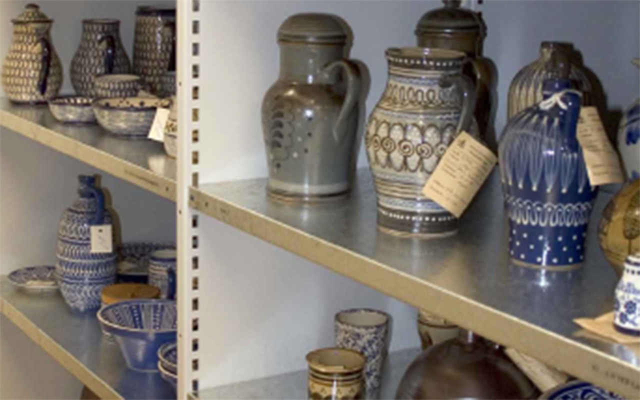 Sammlung von Vasen und anderen Gefäßen 
