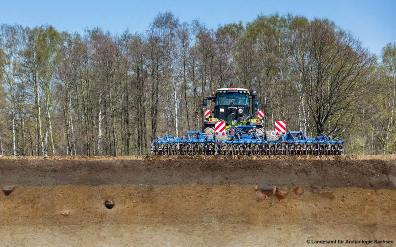 Sachsens Geschichte unterm Acker - Landwirte schützen Denkmale - Eine Ausstellung des Landesamtes für Archäologie Sachsen und des Sächsischen Landesamtes für Umwelt, Landwirtschaft und Geologie