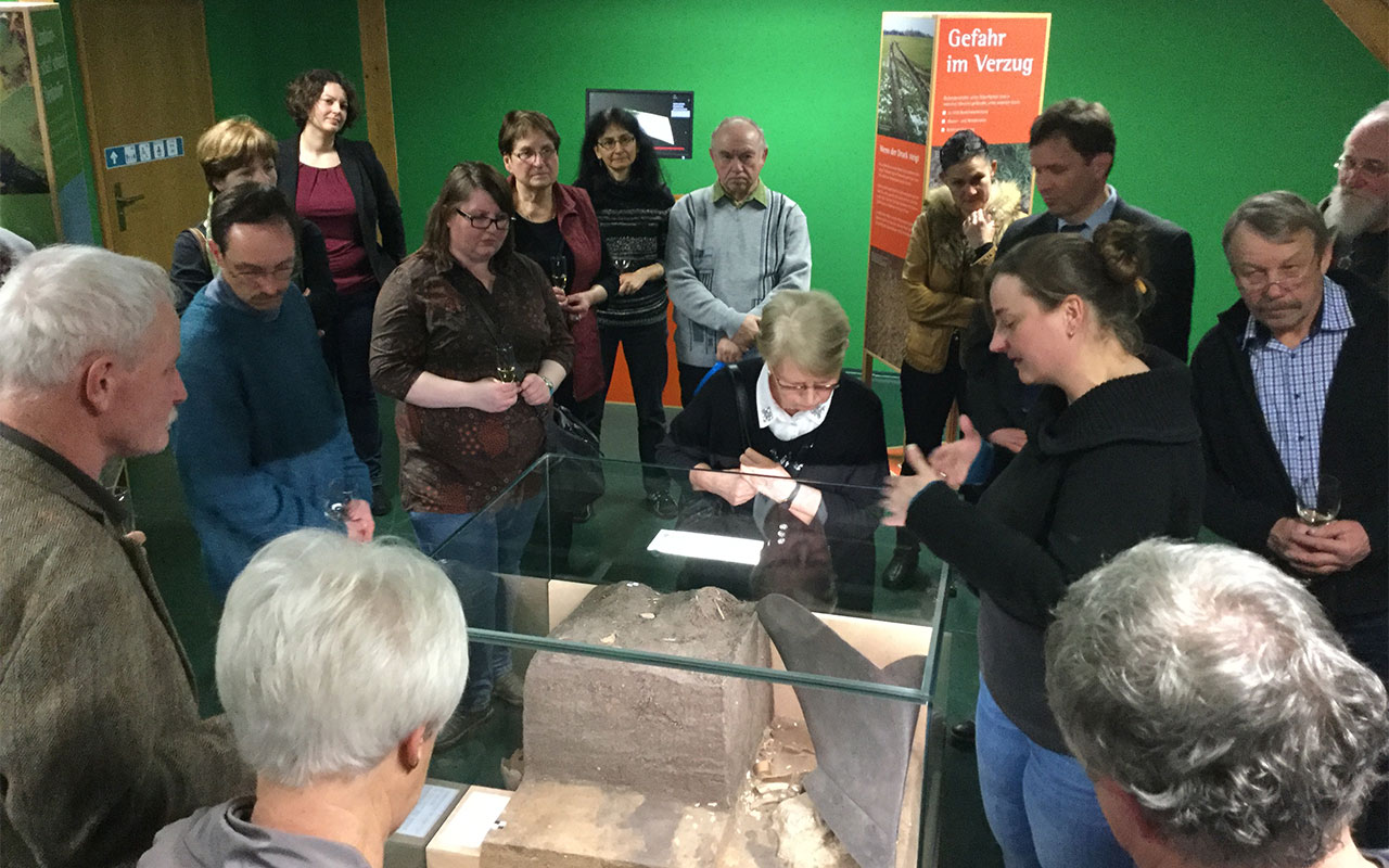 Sachsens Geschichte unterm Acker - Landwirte schützen Denkmale - Eine Ausstellung des Landesamtes für Archäologie Sachsen und des Sächsischen Landesamtes für Umwelt, Landwirtschaft und Geologie