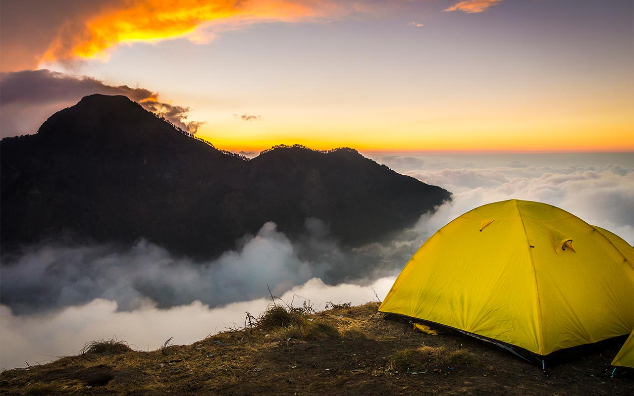 Foto Lombok: Erstes Zeltlager auf dem Kraterran des Vulkans Mount Rinjani (3.726 Meter) 
