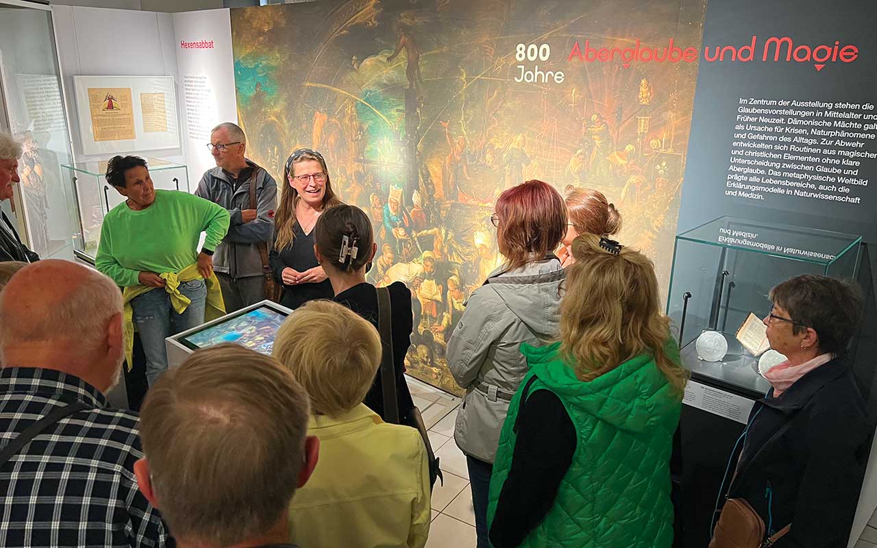 Führung mit Friederike Koch-Heinrichs durch die Sonderausstellung 800 Jahre Aberglauben und Maggie