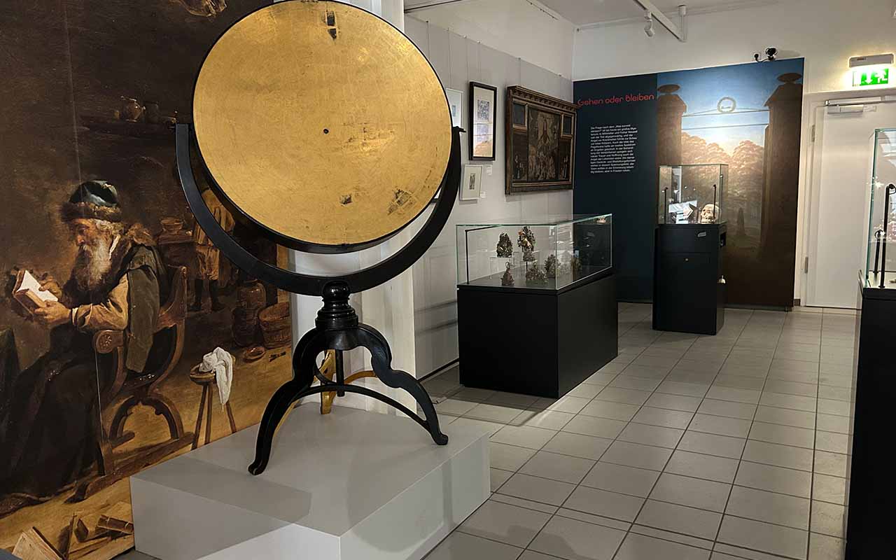 Einblick in die Sonderausstellung, Sonnenspiegel im Hintergrund