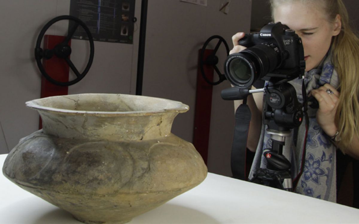 Ein Blick hinter die Kulissen. Wissenschaftler bei der Arbeit zuschauen. Projekt und Foto: Museum der Westlausitz