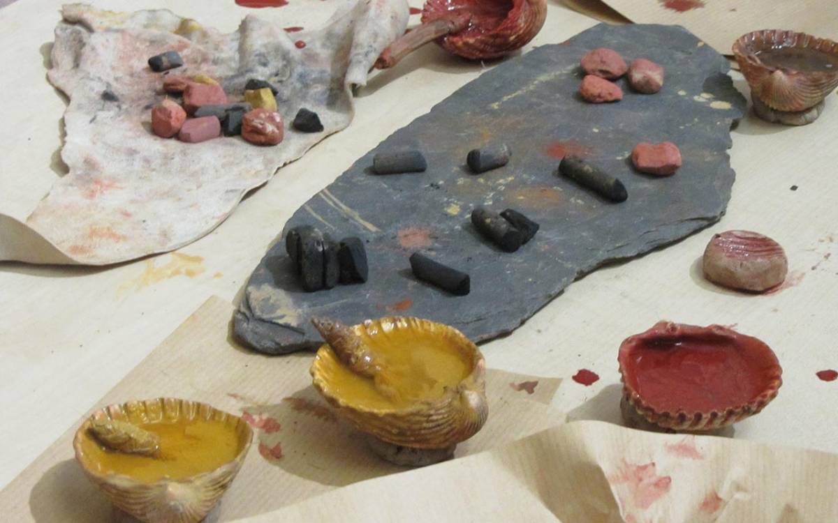 Steinzeit - Farbherstellung und Kunst; Quelle: Museum der Westlausitz Kamenz; © Museum der Westlausitz Kamenz Steinzeit - Farbherstellung und Kunst; Quelle: Museum der Westlausitz Kamenz; © Museum der Westlausitz Kamenz