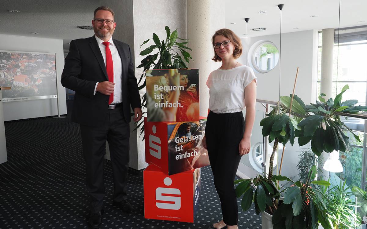 Foto: Herr Winkler von der Ostsächsischen Sparkasse Dresden in Kamenz und Nadine Schultze. (Foto MdWL)